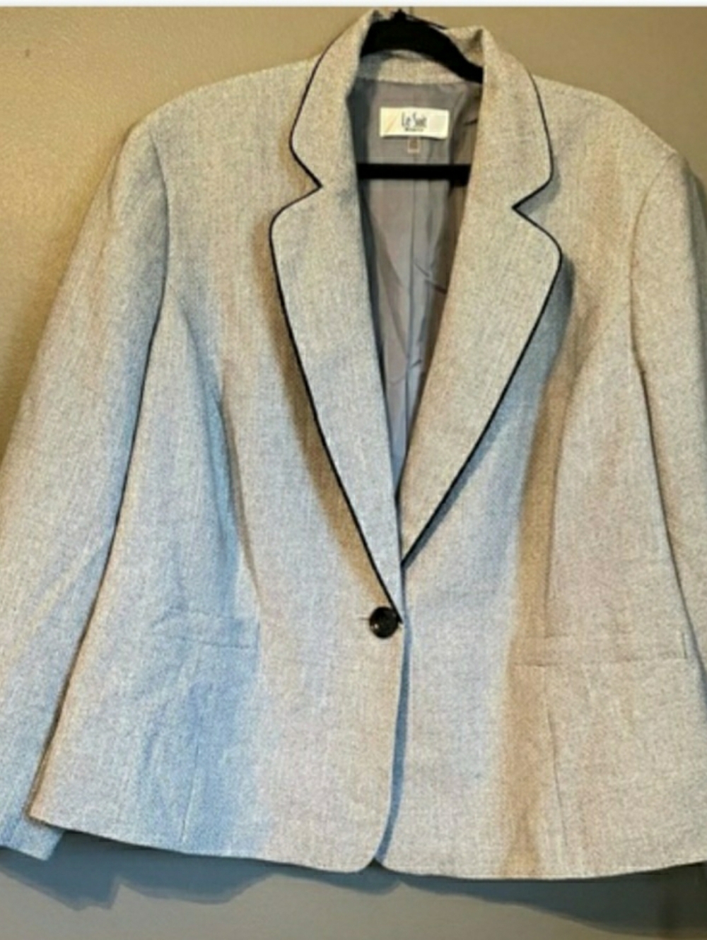 Le Suit Light Bluish Gray Single-Button Blazer with Black Piping, 24